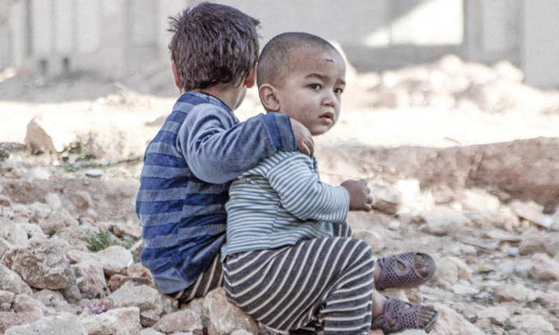 طفلين سوريين في مدينة حلب المحاصرة-(انترنت)