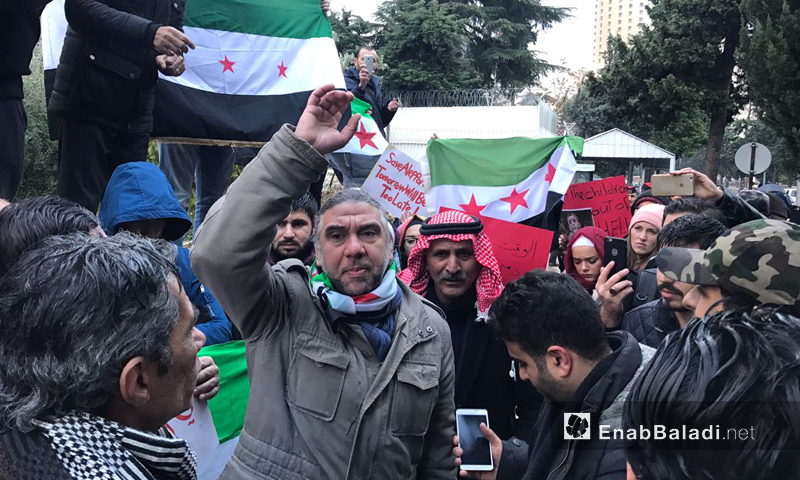 الفنان نوار بلبل في اعتصام أمام السفارة الروسية في العاصمة الأردنية عمان- الأحد 18 كانون الأول (عنب بلدي)
