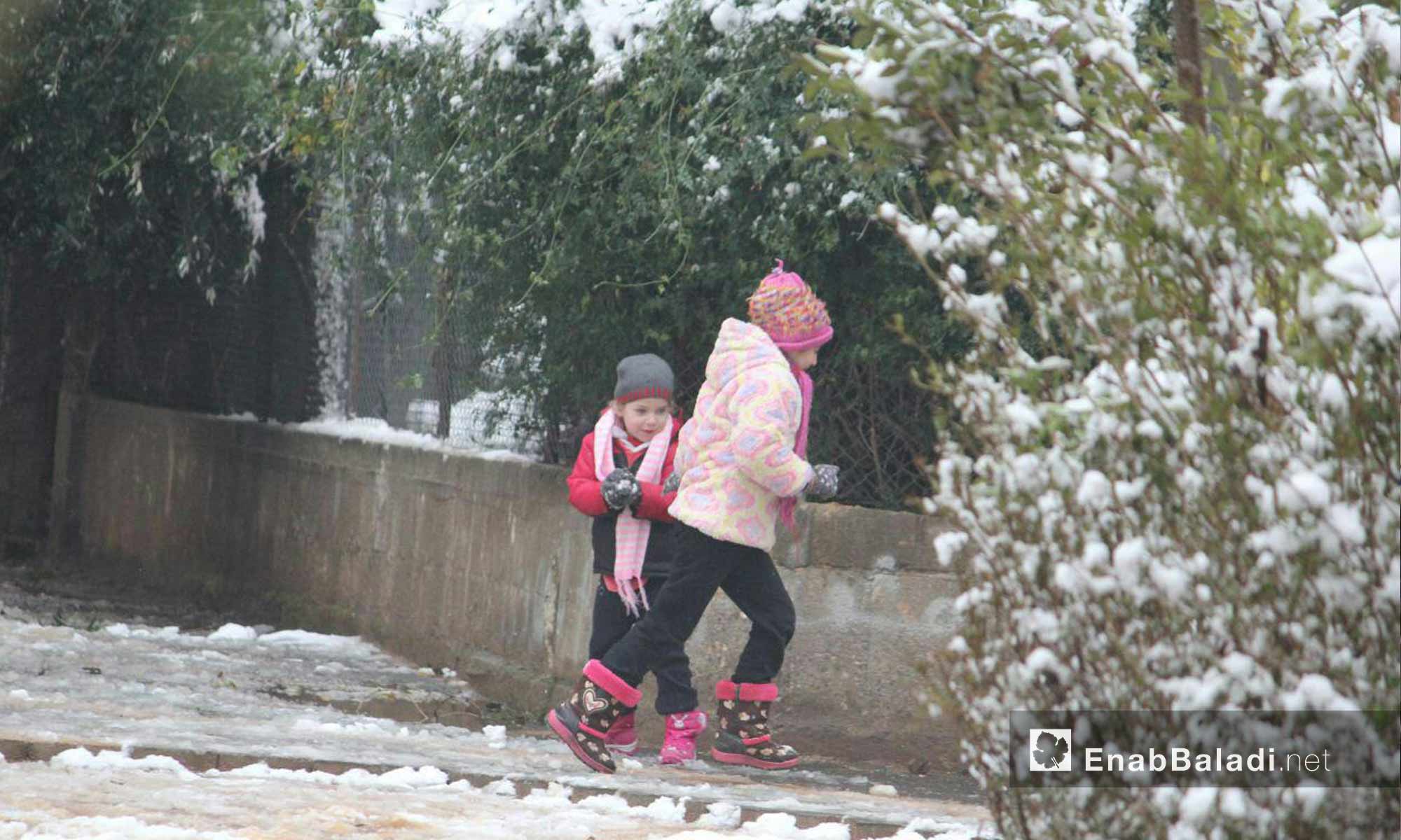 أطفال حي الوعر المحاصر أثناء سقزط الثلج على الحي_18 كانون الأول_(عنب بلدي)