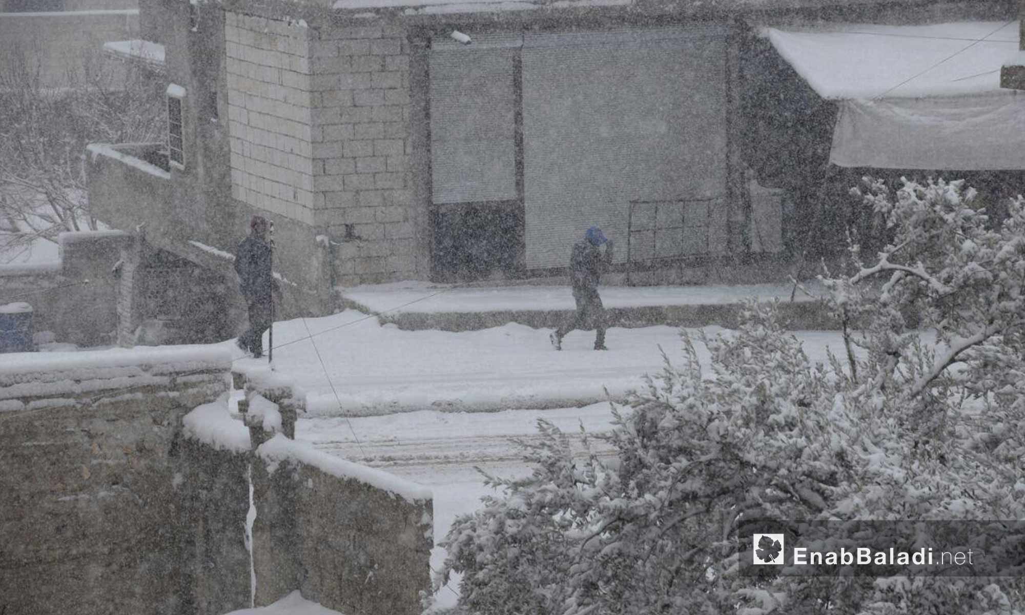 تساقط الثلوح على بلدة حاس بريف إدلب_21 كانون الأول_(عنب بلدي)