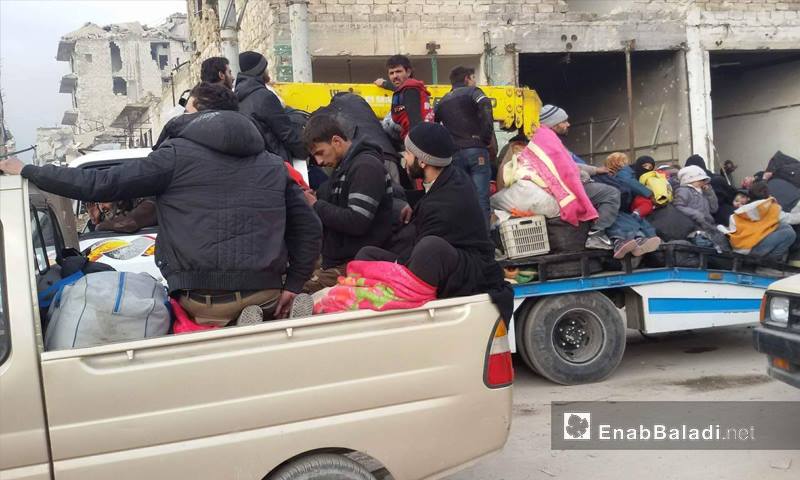 أهالي حلب أثناء خروجهم من المدينة- 15 كانون الأول (عنب بلدي)
