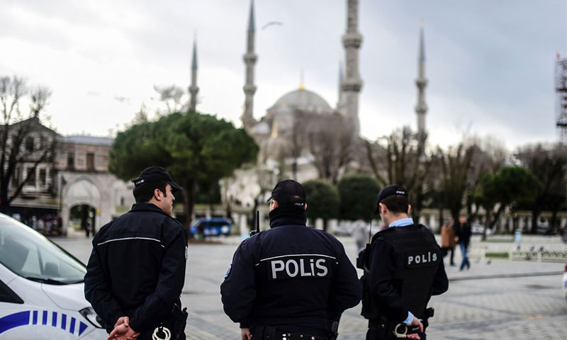 عناصر من الشرطة التركية في منطقة السلطان أحمد في اسطنبول (إنترنت)