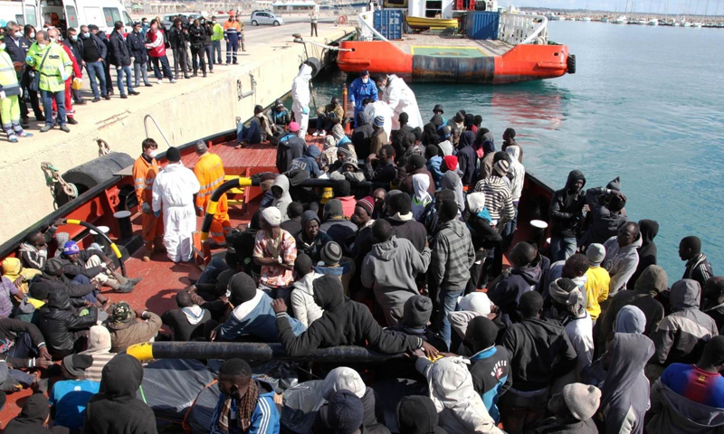 مهاجرون عالقون في البحر الأبيض المتوسط - (انترنت)