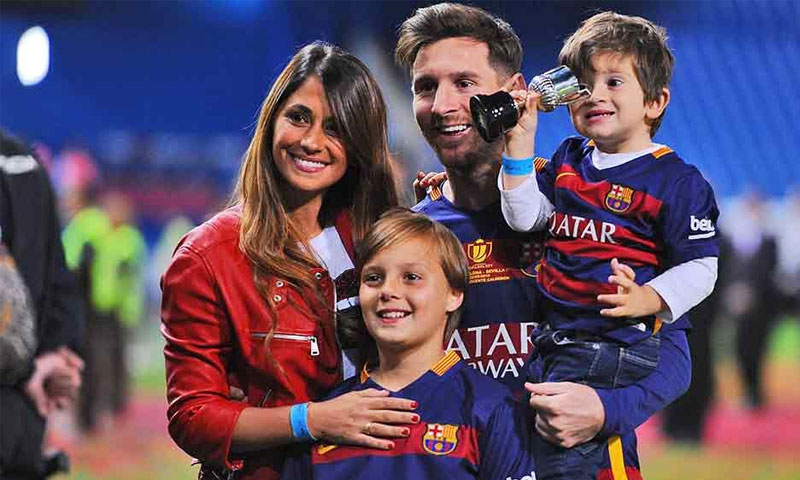 لاعب برشلونة ليونيل ميسي مع أنتونيلا وطفليهما - (انترنت)