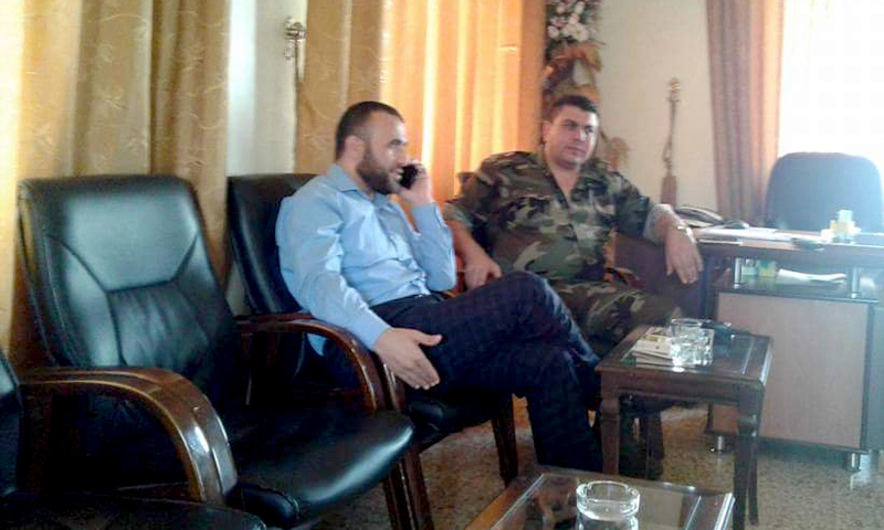 عمر رحمون في اجتماع مع ضابط في قوات الأسد - أيلول 2016 (إنترنت)