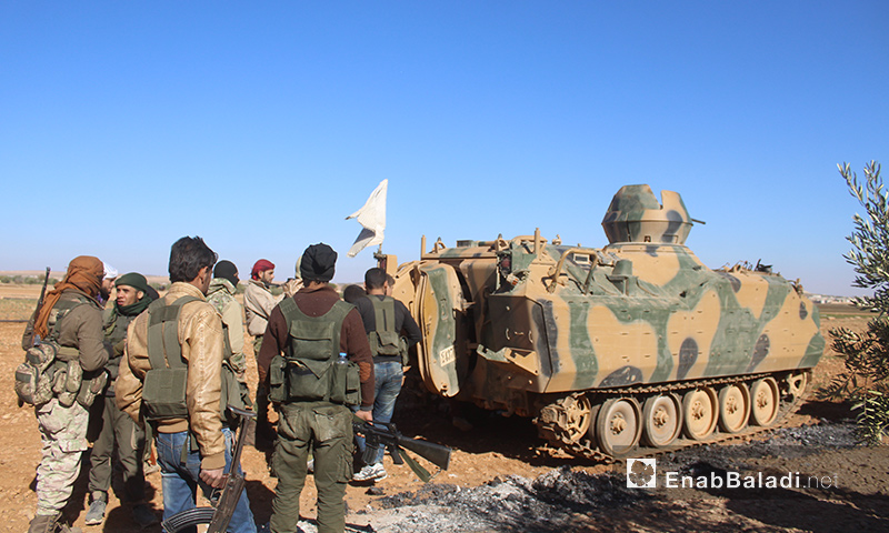 عناصر من "الجيش الحر" بالقرب من بلدة قباسين في ريف حلب الشرقي- 28 تشرين الثاني (عنب بلدي)