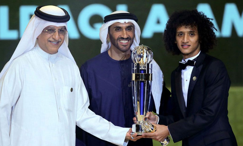 لحظة استلام اللاعب عمر عبد الرحمن للجائزة (انترنت)