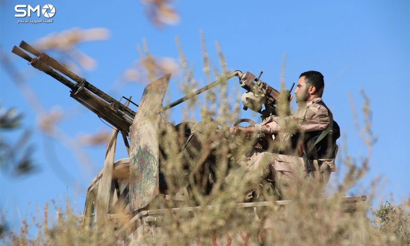 مقاتلٌ يعتلي عربة تابعة لـ "الجيش الحر" بريف درعا تشرين الأول 2016 (الهيئة السورية للإعلام)