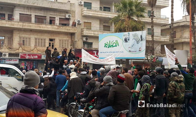 مظاهرة في مدينة إدلب طالبت الفصائل بالتوحد الجمعة 16 كانون الأول(عنب بلدي)