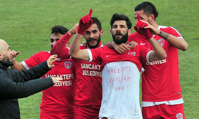 لاعب كرة قدم تركي يكتب على قميصه "في حلب يوجد مجزرة" - (انترنت)