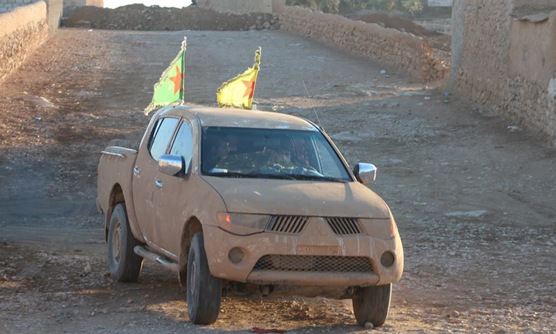 سيارة عسكرية تابعة لوحدات "حماية الشعب" الكردية في قرية جعبر بريف الرقة الغربي- الأحد 25 كانون الأول (قسد)