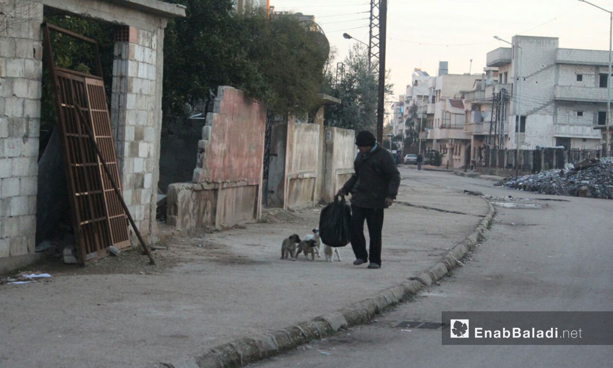 حركة الأهالي داخل حي الوعر المحاصر في حمص - 30 كانون الثاني 2017 (عنب بلدي)
