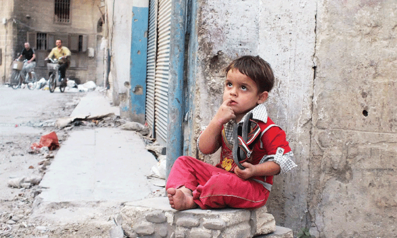 طفل يجلس على ركام في أحد أحياء مدينة حمص - 5 آب 2012 (يزن الحمصي/رويترز)
