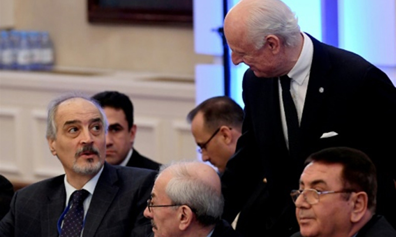 رئيس وفد النظام السوري داخل قاعة الاجتماعات في أستانة_23 كانون الثاني _(AFP)