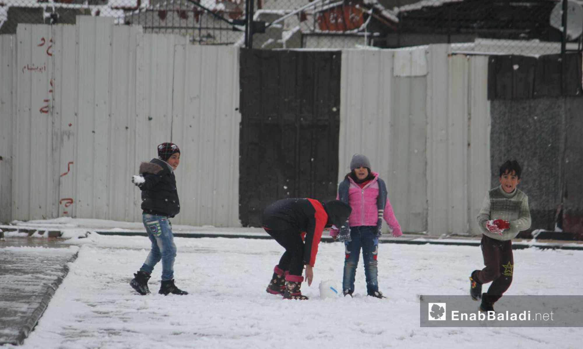 حركة الأهالي في حي الوعر أثناء تساقط الثلوج_28 كانون الثاني 2017_(عنب بلدي)