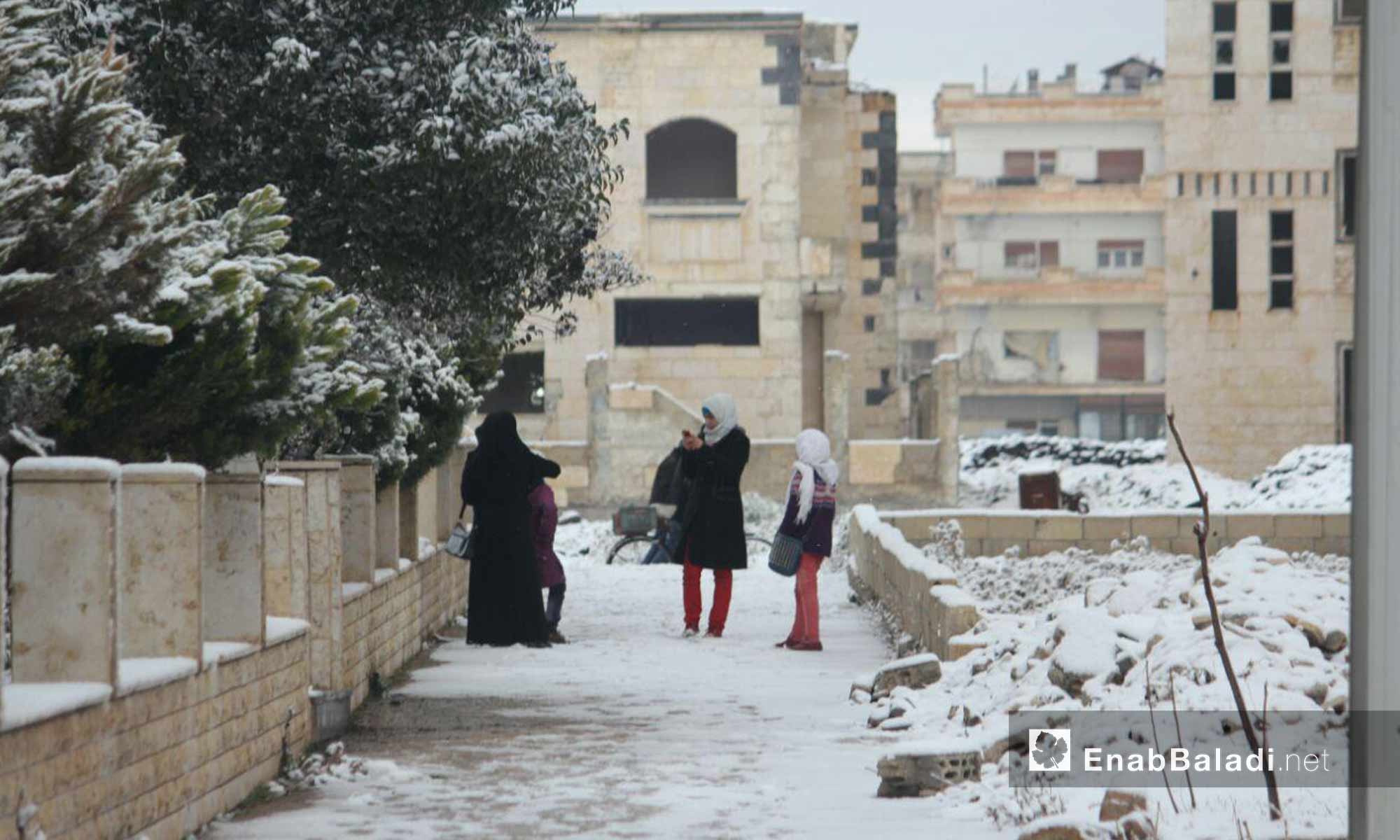 حركة الأهالي في حي الوعر أثناء تساقط الثلوج_28 كانون الثاني 2017_(عنب بلدي)