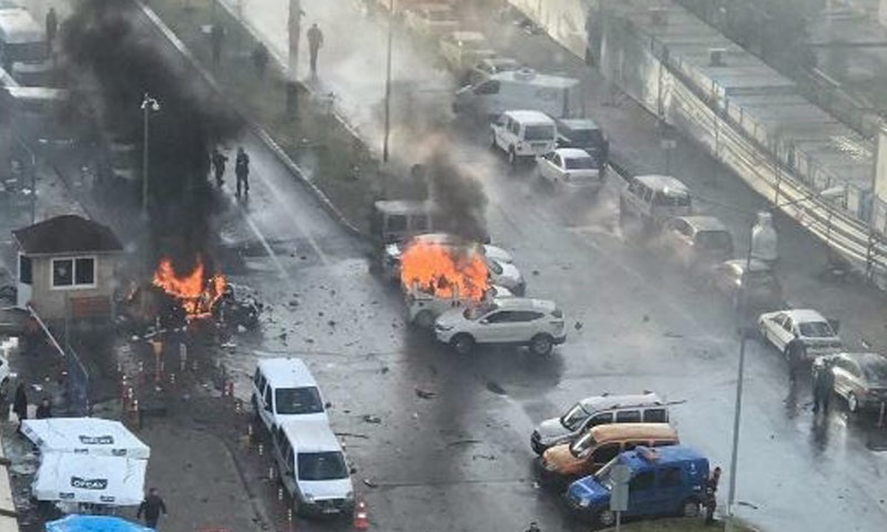 انفجار سيارة مفخخة في مدينة إزمير التركية- الخميس 5 كانون الأول (CNN TURK)