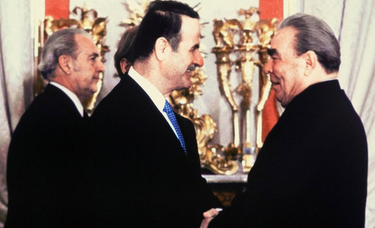 الرئيس السوري السابق حافظ الأسد، يصافح رئيس الاتحاد السوفيتي ليونيد بريجنيف في الكرملين عام 1980 (AFP)