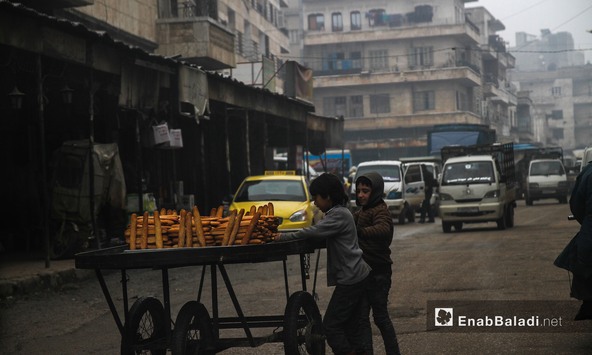 أطفال يبيعون الخبز في أحد شوارع مدينة إدلب - 17 كانون الثاني (عنب بلدي)