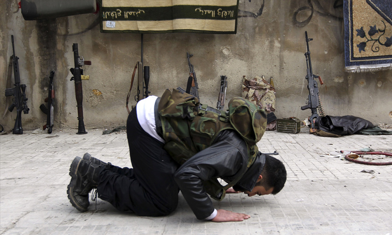 مقاتل في المعارضة السورية يصلي شمال حلب