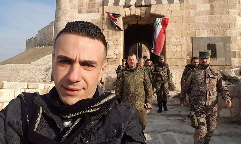 الإعلامي شادي حلوة أمام العقيد سهيل الحسن عند قلعة حلب (فيس بوك)