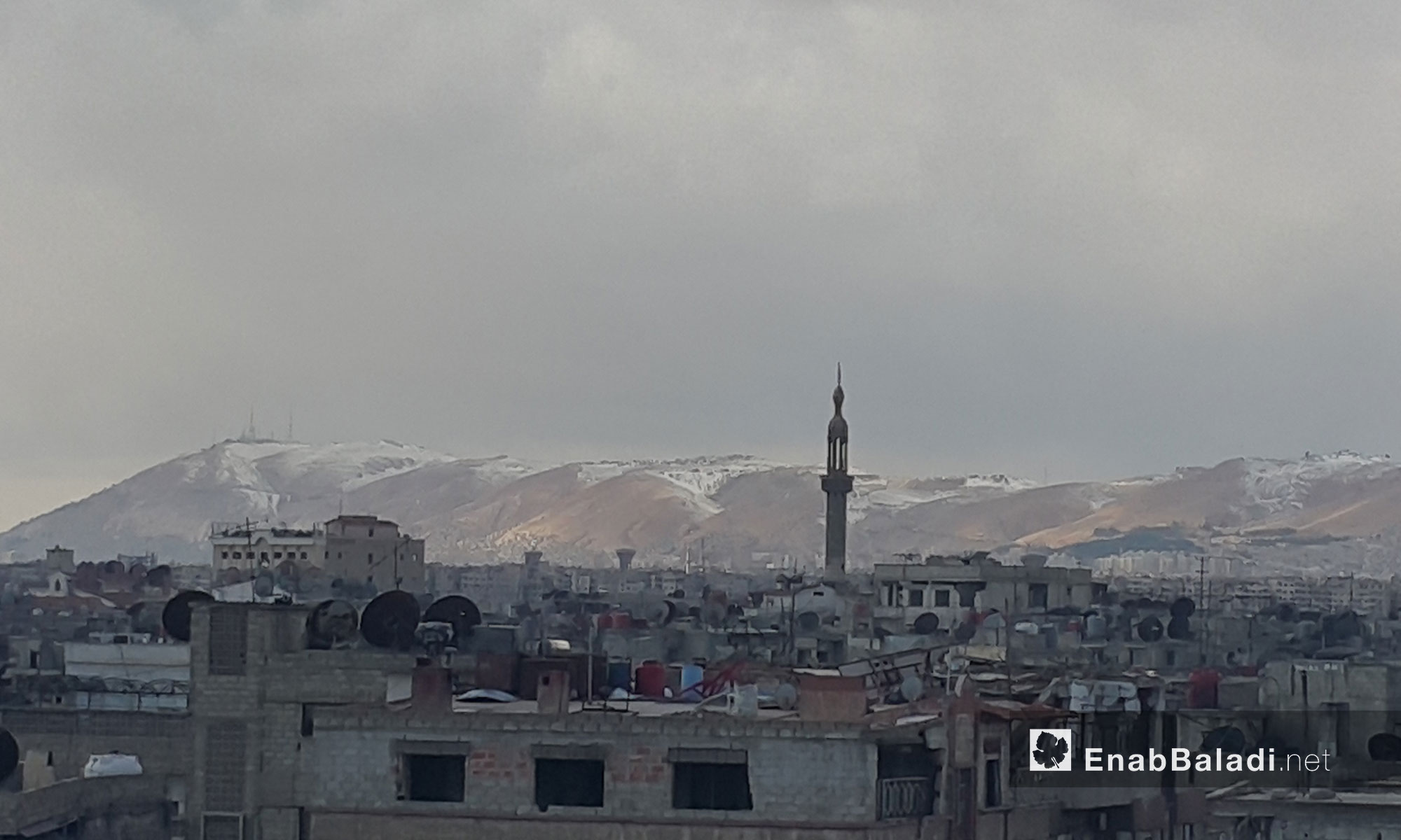 قمم الجبال المحيطة بالعاصمة دمشق تكسوها الثلوج - 28 كانون الثاني 2017 (عنب بلدي)