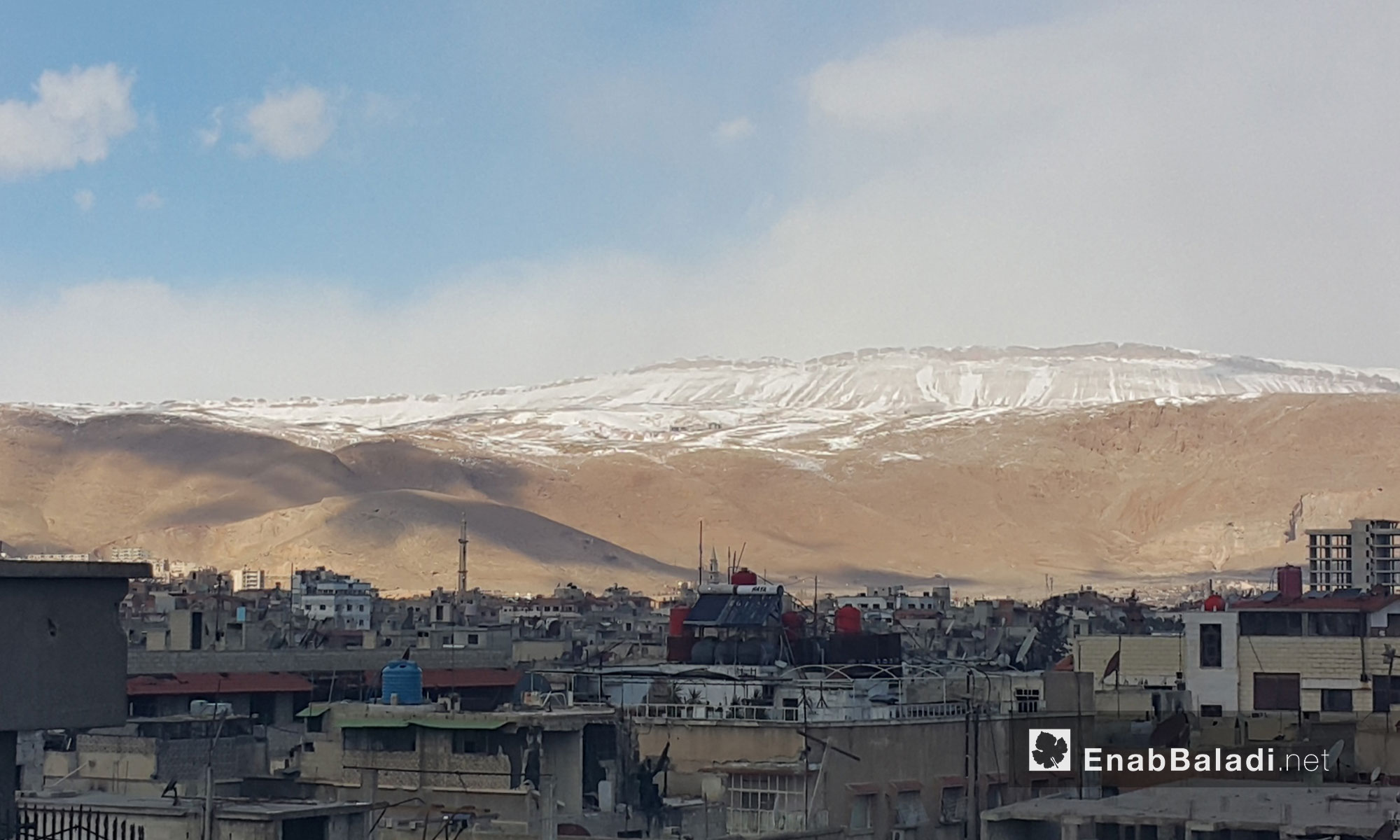قمم الجبال المحيطة بالعاصمة دمشق تكسوها الثلوج - 28 كانون الثاني 2017 (عنب بلدي)