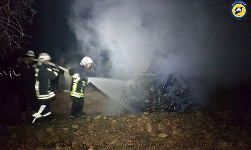 الدفاع المدني يطفئ الحرائق في السيارة المستهدفة بريف إدلب- الخميس 12 كانون الثاني (فيس بوك)