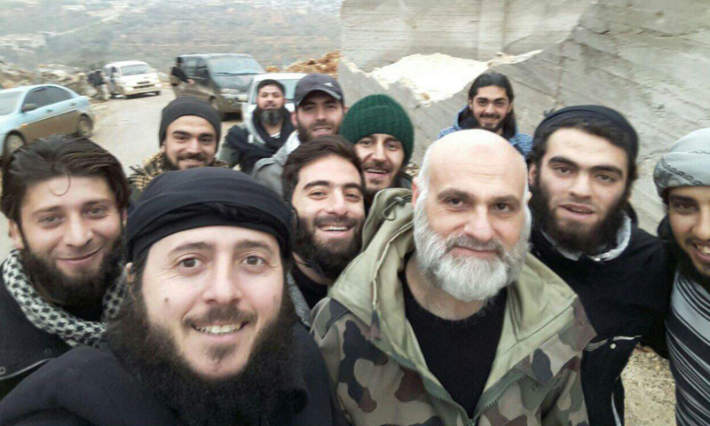 عبد القادر عبيدو (ذو اللحية البيضاء) برفقة عدد من مقاتلي "صقور الشام"- الخميس 5 كانون الثاني (تويتر)