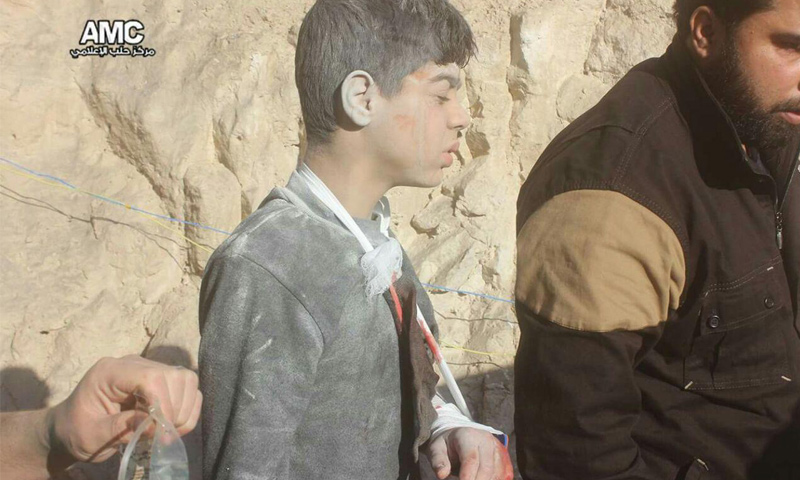 آثار القصف على خان شيخون بريف إدلب_3 كانون الثاني_(مركز حلب الإعلامي)