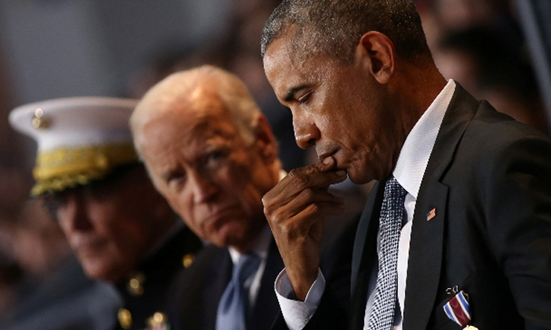 الرئيس الأمريكي باراك أوباما ونائبه جو بايدن خلال عرض عسكري لوداعه في واشنطن 4 كانون الثاني 2017 (Reuters)