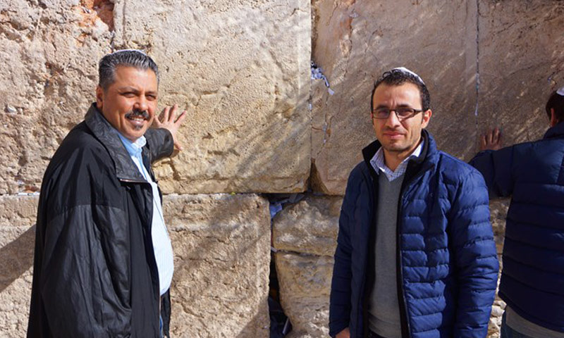 عصام زيتون (يسار الصورة) وسيروان كاجو أمام حائط "البراق" في القدس يعتمران قبعتي المتدينين اليهود (القناة السابعة الإسرائيلية)