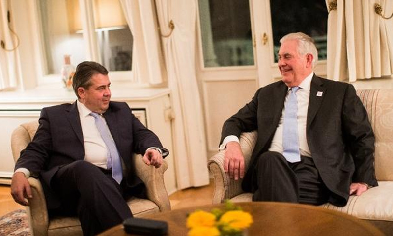 وزيرا الخارجية الأمريكي (يمين الصورة) والألماني (إلى اليسار) خلال اجتماعات قمة العشرين في بون الألمانية - 16 شباط 2017 (وكالات)