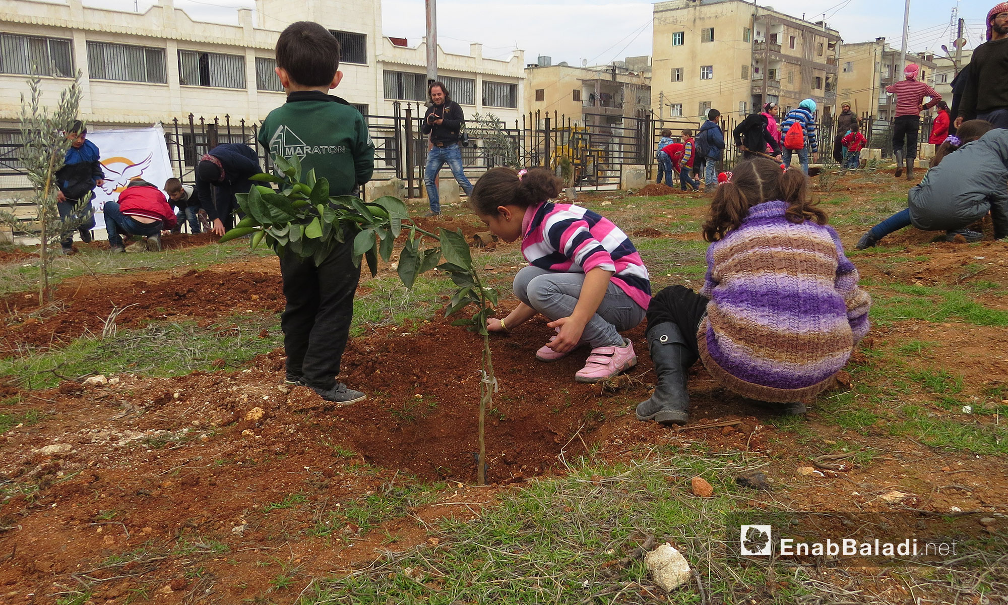أطفال في إدلب يشاركون في حملة تشجير اطلقها معهد "بارقة أمل" - 6-2-2017 (عنب بلدي)