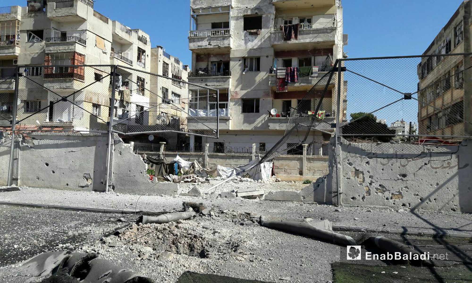 آثار قصف الطيران الحربي على حي الوعر المحاصر_17 شباط 2017_(عنب بلدي)