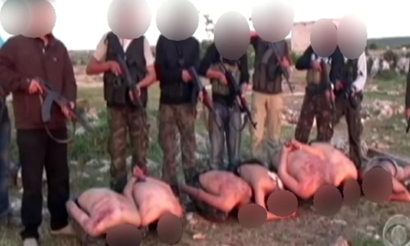 من عملية الإعدام في إدلب 2012، ويظهر فيها المحكوم إلى يسار الصورة (مواقع سويدية)