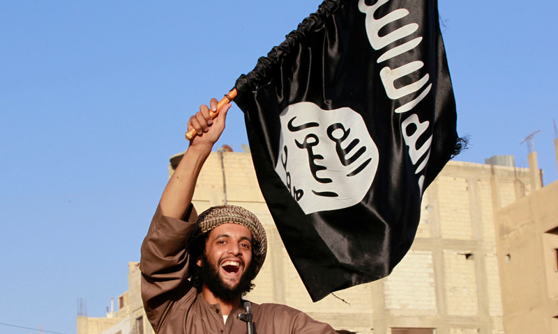 مقاتل من تنظيم الدولة الإسلامية في مدينة الرقة_(رويترز)