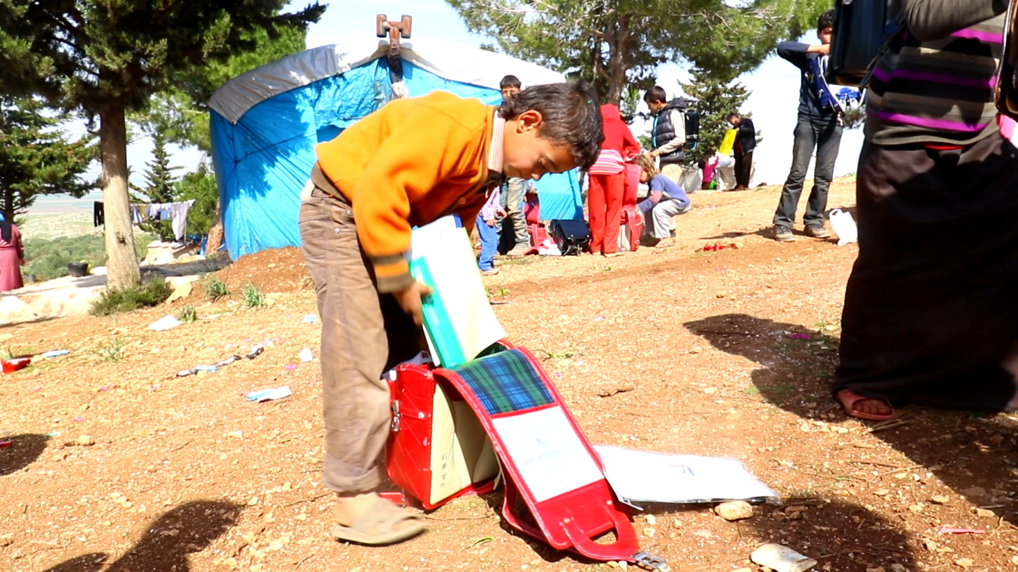 توزيع حقائب راندوسيرو في المخيمات السورية (عنب بلدي)