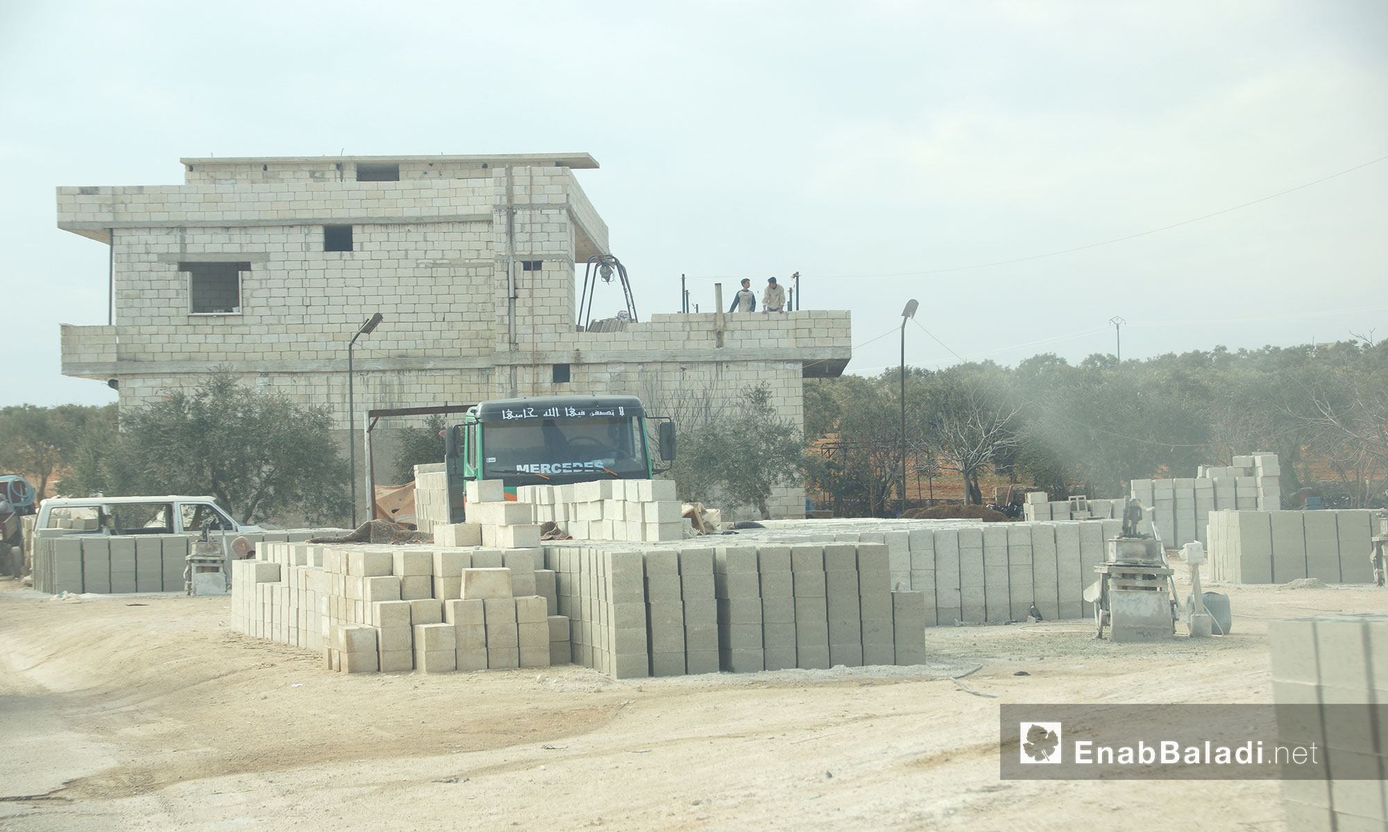 معمل لتصنيع البلوك المستخدم في البناء قرب معرة مصرين - 6 شباط 2017 (عنب بلدي)