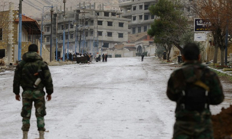 عناصر من قوات الأسد في مدخل بلدة مضايا - كانون الثاني 2017 - (AFP)