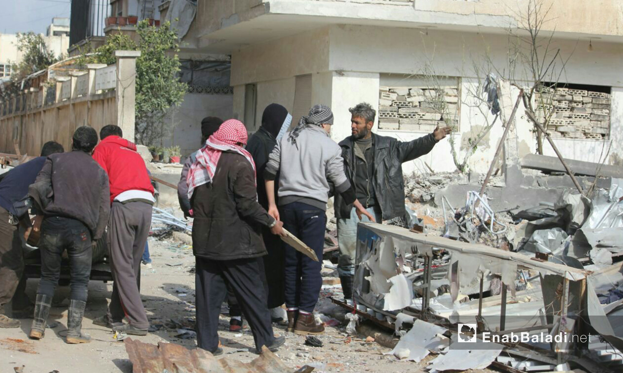 سكان حي الوعر في حمص يتفقدون ما حلّ بمنازلهم بعد يوم من القصف - 9 شباط 2017 (عنب بلدي)
