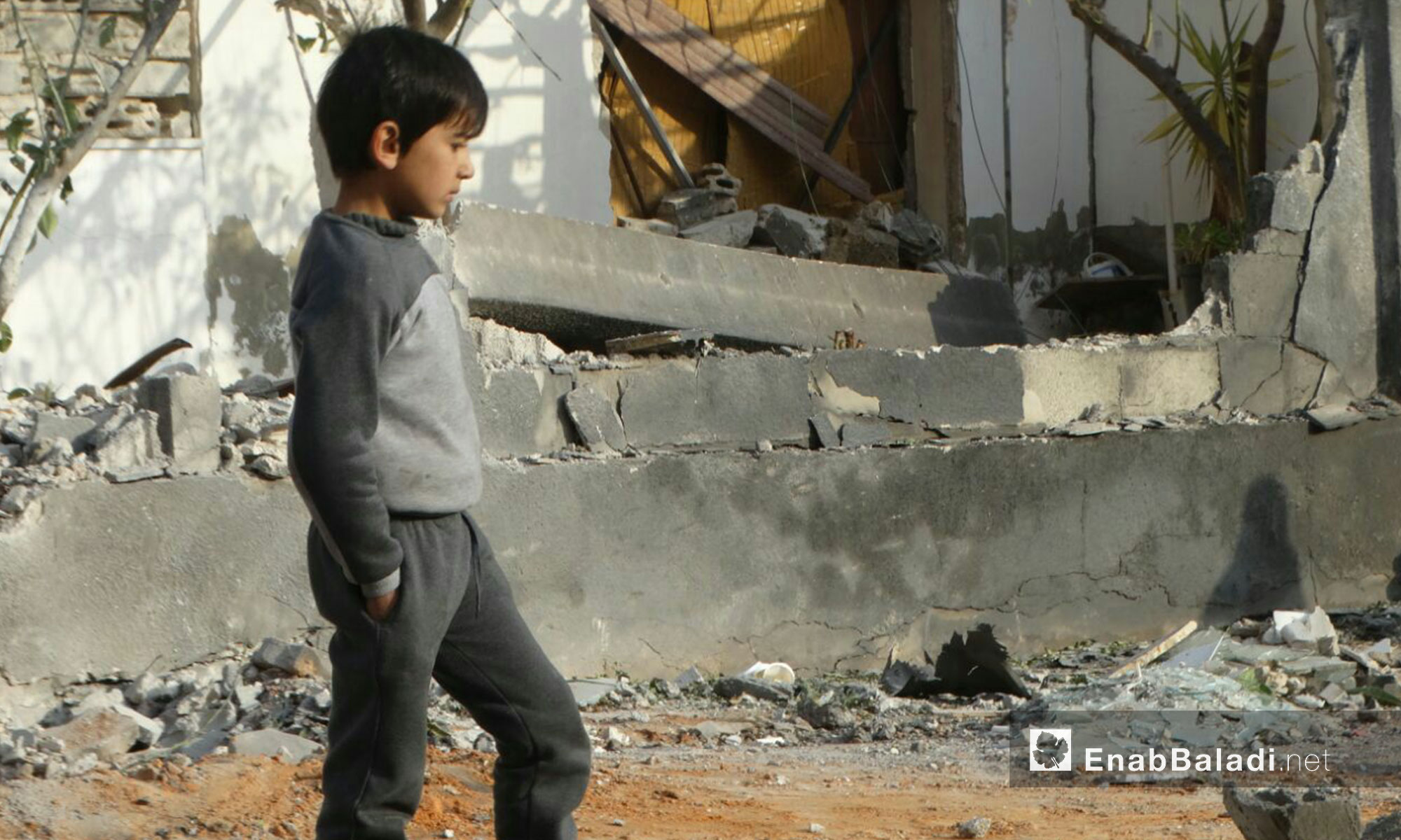 أطفال حي الوعر في حمص يشاهدون ما حلَ بمنازلهم - 9 شباط 2017 (عنب بلدي)