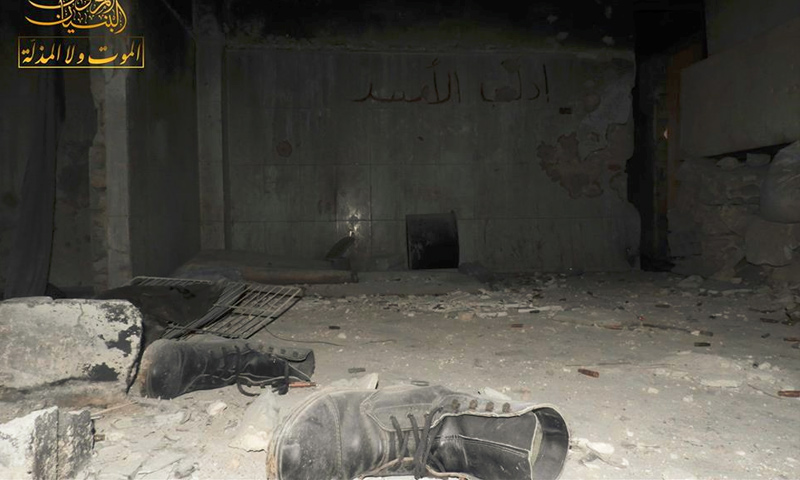 تعبيرية: أحذية عناصر من قوات الأسد، قتلوا خلال معارك المنشية في درعا البلد - 14 شباط 2017 (غرفة عمليات البنيان المرصوص)