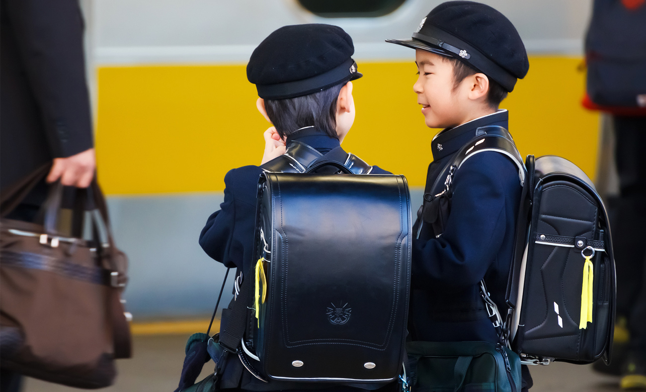 أطفال يابانيون يرتدون حقائب "راندوسيرو" (إنترنت)