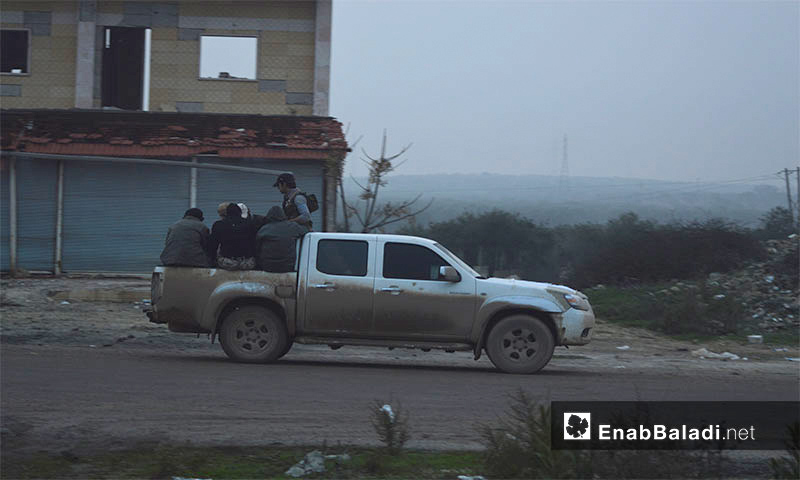 سيارة من نوع مازدا تقلّ مقاتلين في المعارضة السورية في ريف إدلب 19 تشرين الثاني 2014 (عنب بلدي)