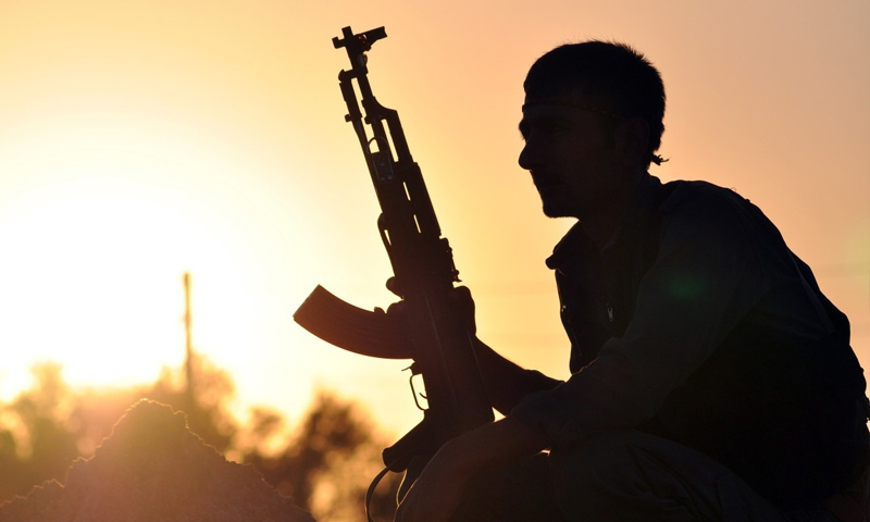 مقاتل من قوات سوريا الدييموقراطية في محيط مدينة الرقة_(AFP)