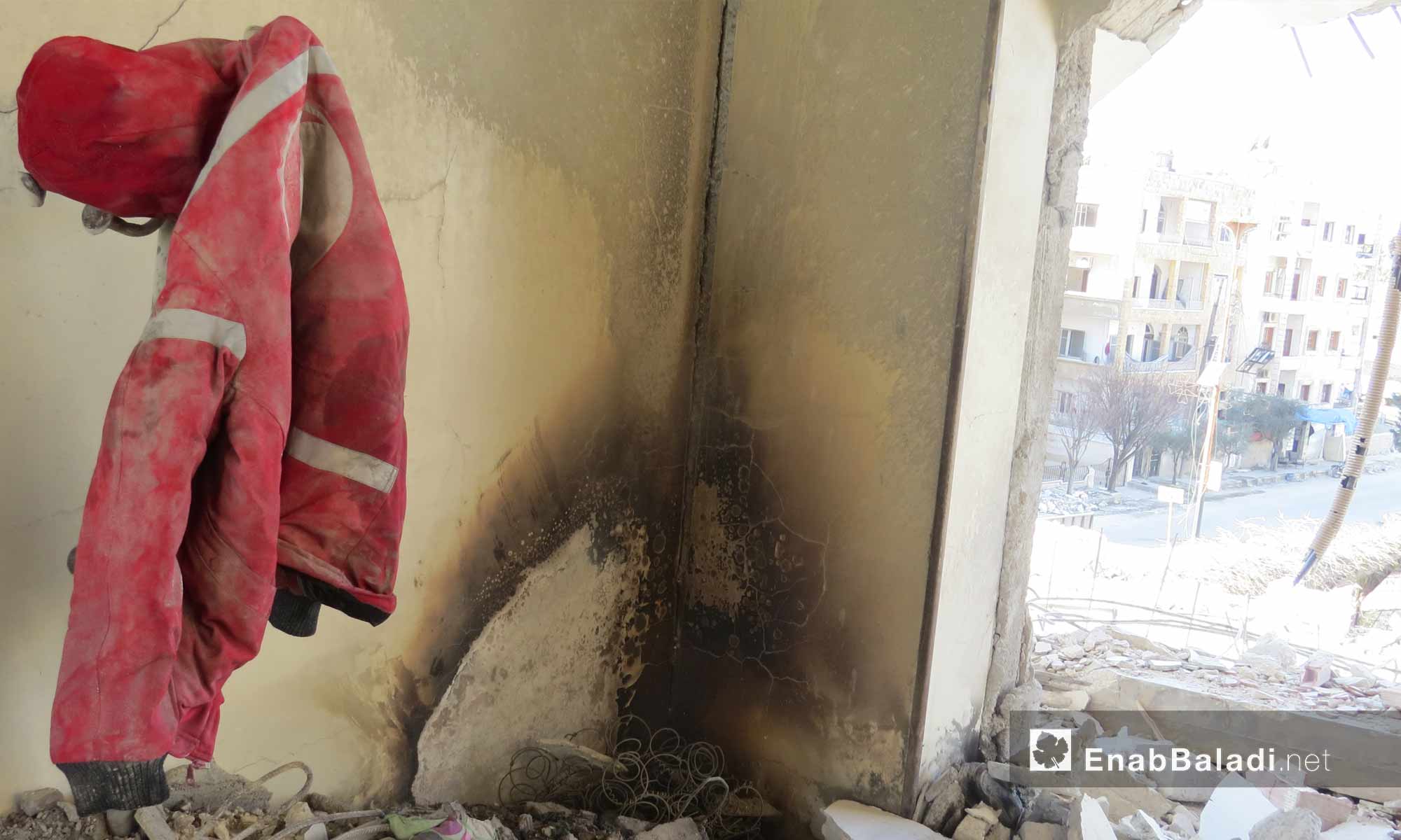 آثار القصف الجوي على مبنى الهلال الأحمر في مدينة إدلب_1 شباط 2017_(عنب بلدي)