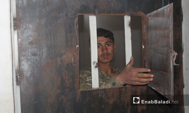 مقاتل في "الجيش السوري الحر" يتفقّد زنازين سجن تنظيم "الدولة" في مدينة الباب - 27 شباط 2017 (عنب بلدي)