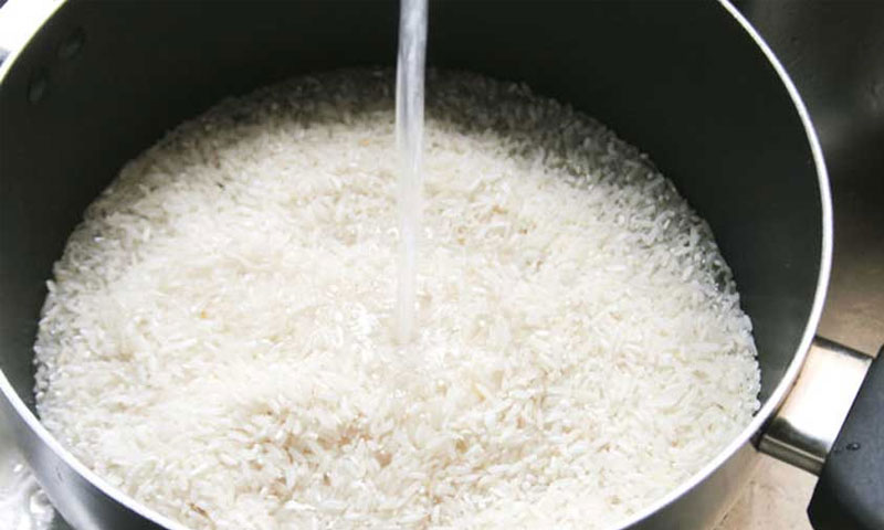 طهي الأرز بالطريقة التقليدية خطير - (انترنت)