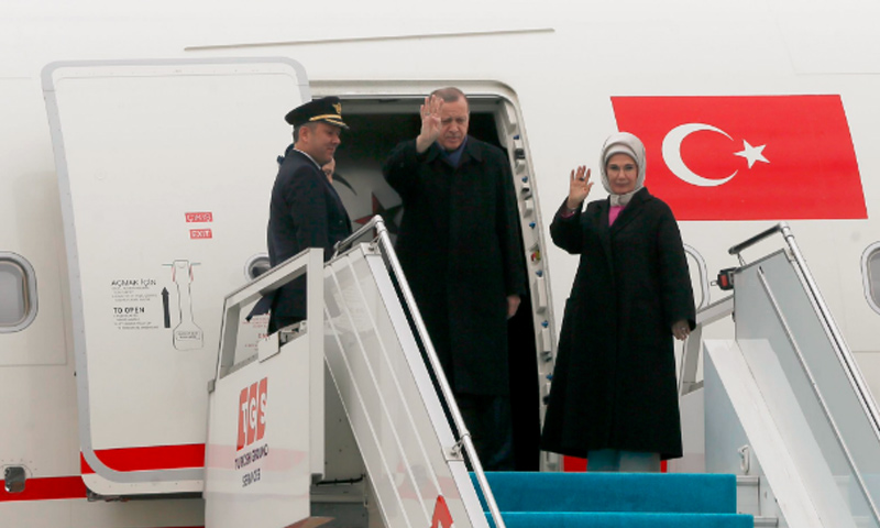الرئيس التركي وعقيلته يغادرون مطار اسطنبول إلى البحرين - 12 شباط 2017 (TRT)